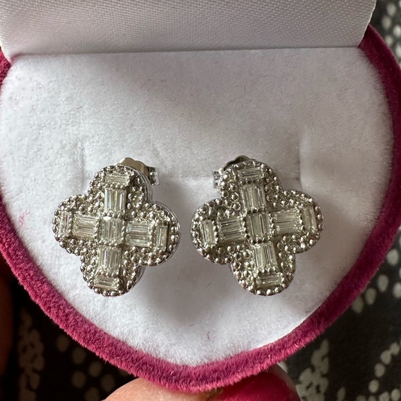 NEW Exquisite Flower Clover Stud Earrings SILVER - Picture 6 of 9